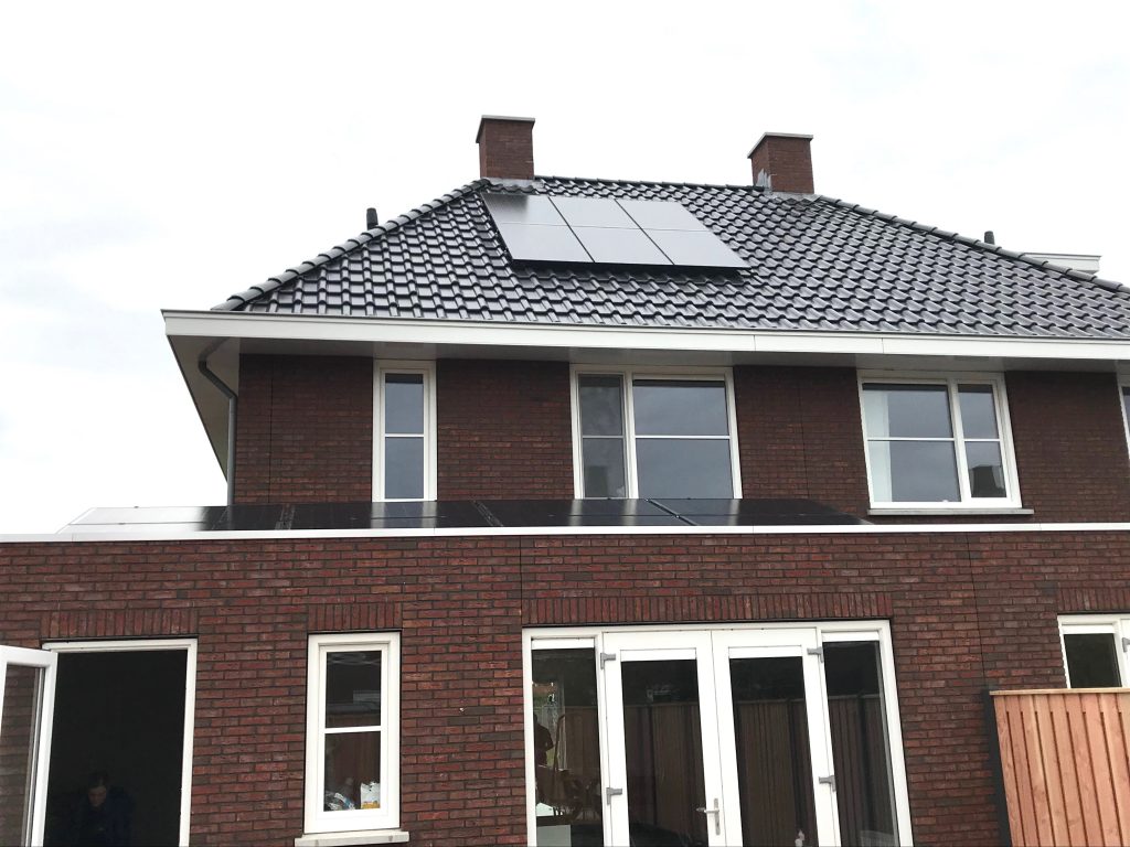 SolarWatt Glas-Glas PERC zonnepanelen geplaatst op plat dak en schuin dak in de wijk Berggierslanden in Meppel 